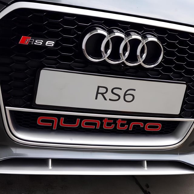 Emblemat QUATTRO Audi na Grill - Kolor Czerwono-Srebrny